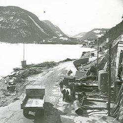 Vannkraftutbygging, anleggsområde med arbeiderar, lastebil o