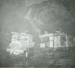 Vannkraftutbygging, lastebil og gravemaskin inne i tunnelen.