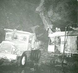 Vannkraftutbygging, gravemaskin og lastebil inne i tunnelen.