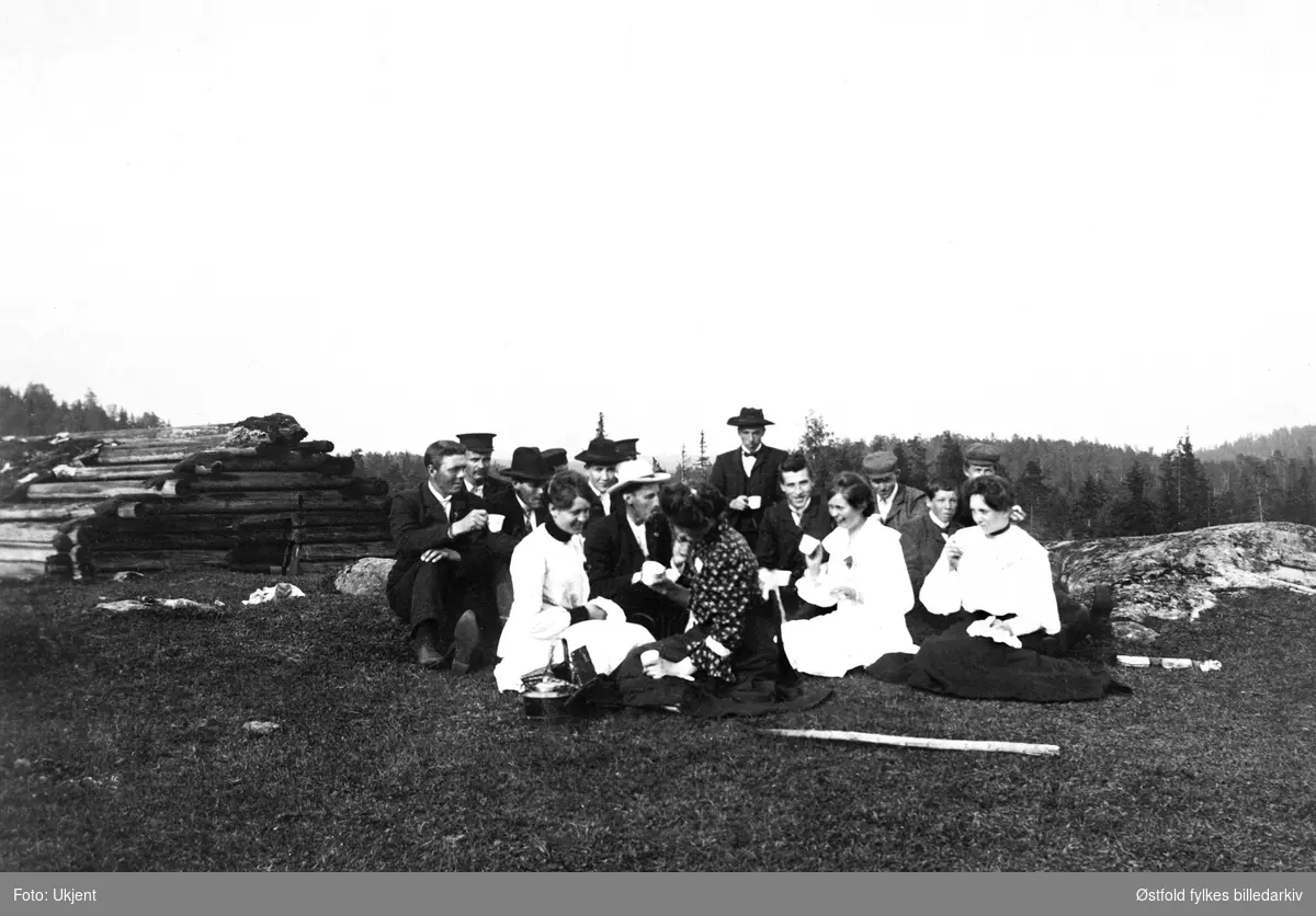 Bøsetra i Rømskog, med folk på søndagsutflukt ca. 1910 (?).
