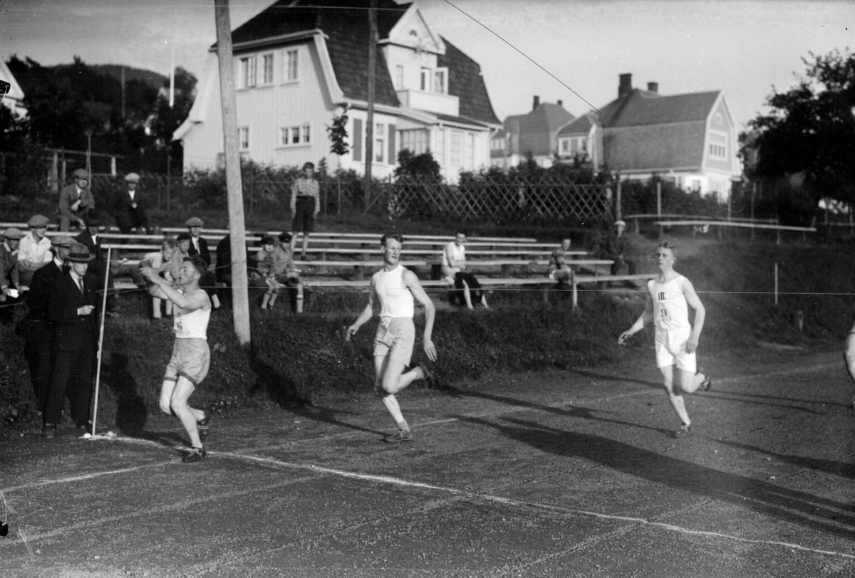 Pokalkonkurranse på Sportsplassen. Mjøsbyene og Elverum.
 200 m. Rolstad og Fougner, m.fl.