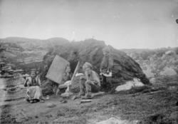 Familien Lavran Letoff foran gammen i Reinøysund i Bøkfjorde