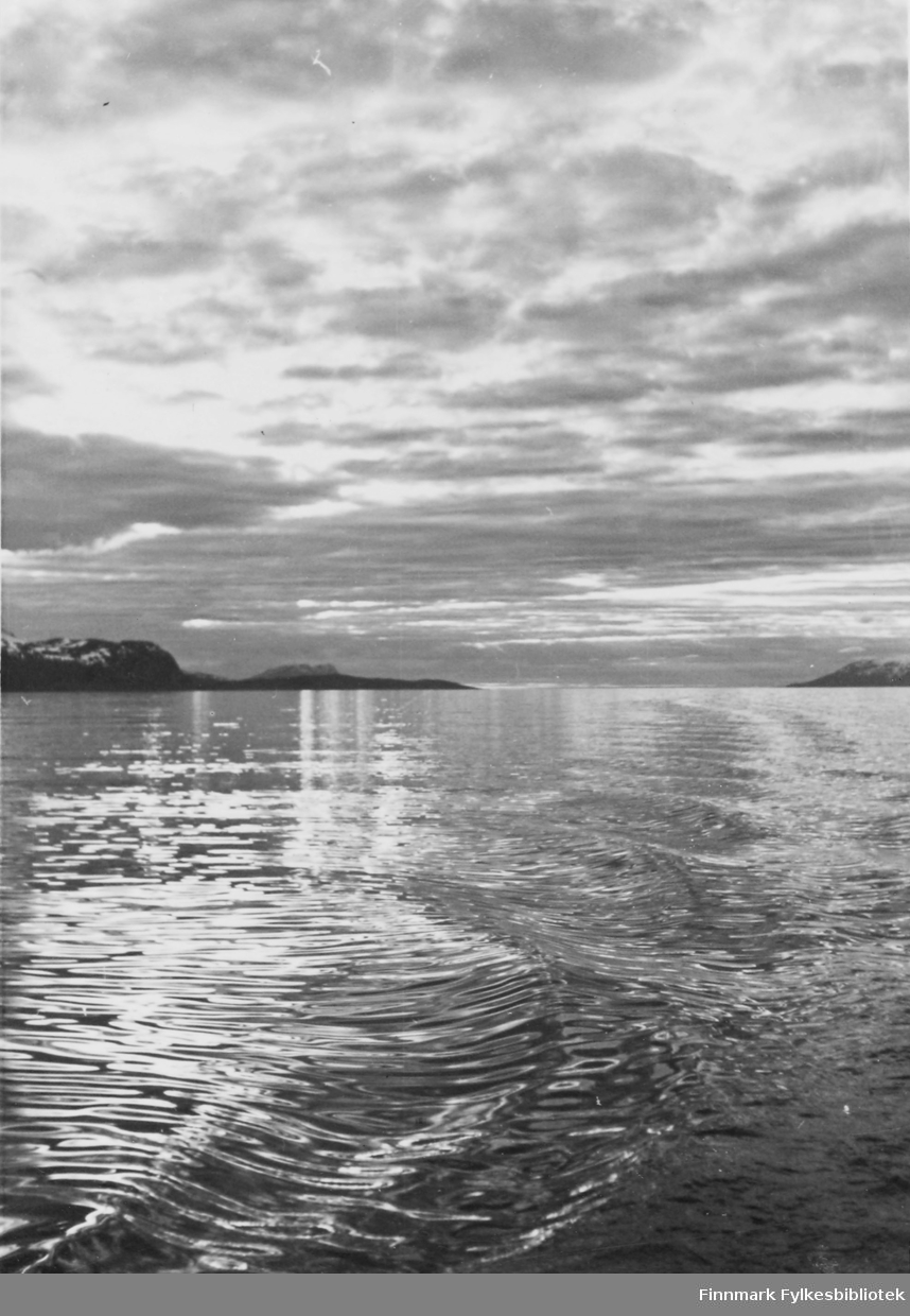 Innseilingen til Kongsfjord. Fotograf Dietrich Lund ble ansatt somdiriktør og leder av Finnmarkskontoret i november 1945, da Peder Holtble statsråd. Lund hadde vært med på å planlegge gjenreisningen iLondon.