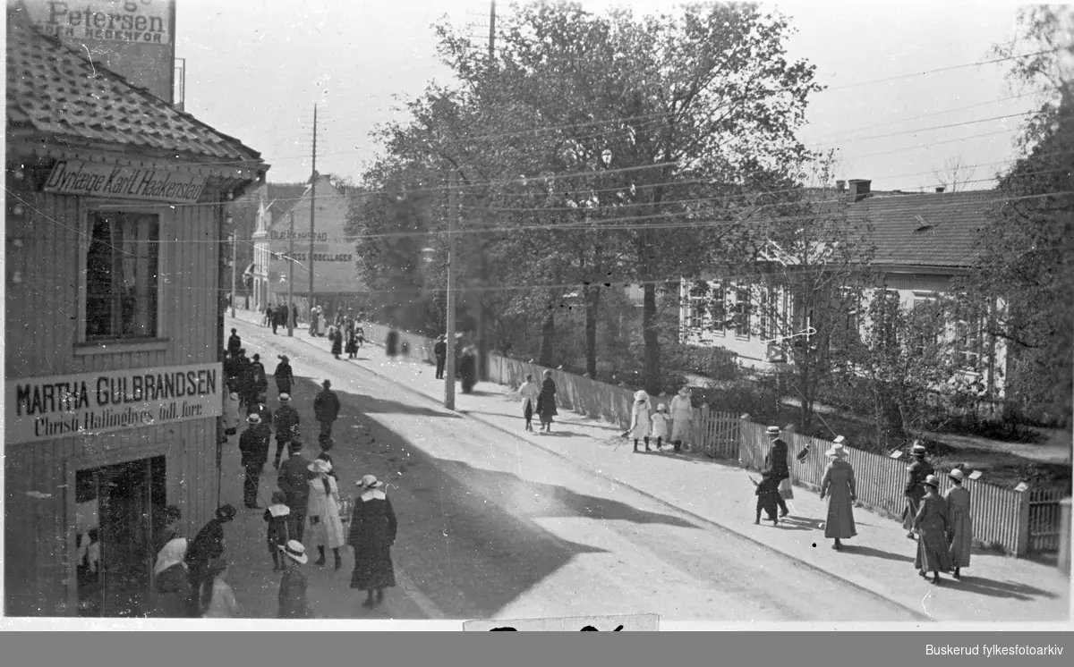 Storgaten i Hønefoss. 

Martha Gulbrandsen drev hattebutikk.

Til høyre Hønefoss hjelpefengsel

1918