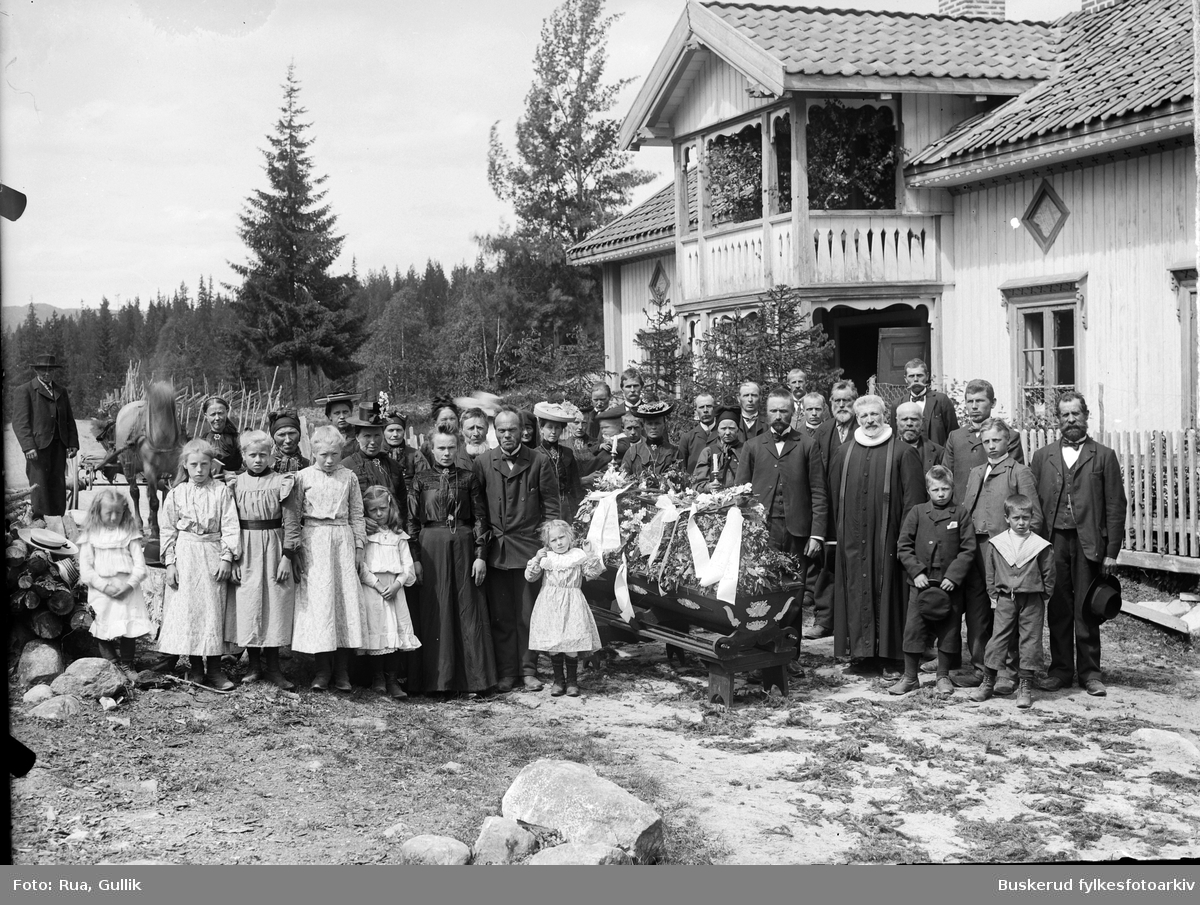 Likfærden på Volland
stor gruppe med presten
Begravelse til Hellek Eilefson Vollan (1879-1904)
1904