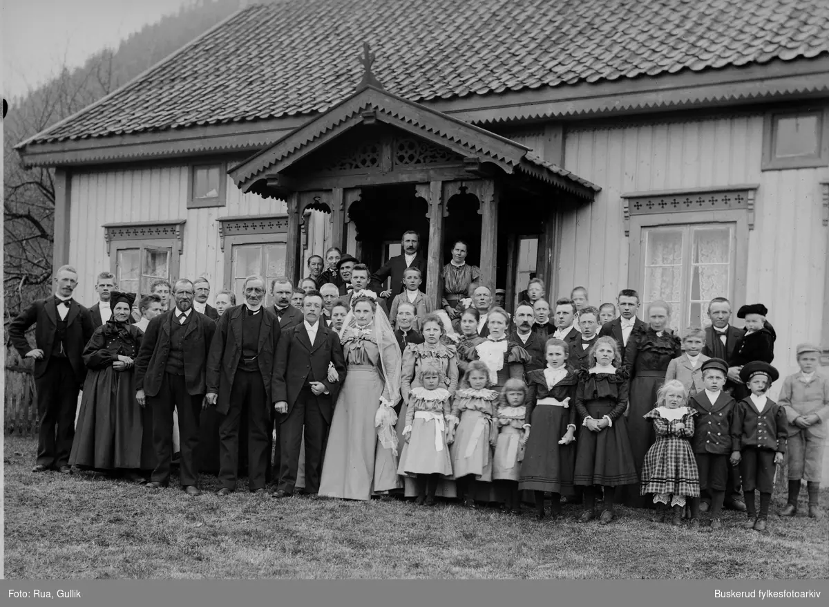 Brylluppet til Johan Lindbo og sin kone
Bildet er tatt på Myhra i Nedre Jondalen
1899
Konas navn er Anna Kristensd. Myhra