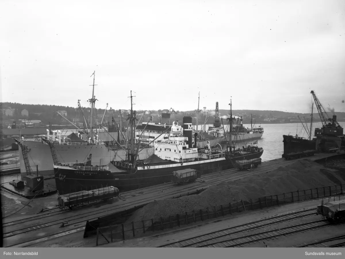Hamntrafiken blomstrar och det är trängsel vid kajerna i Sundsvalls hamn. En av båtarna heter Cronenburgh.