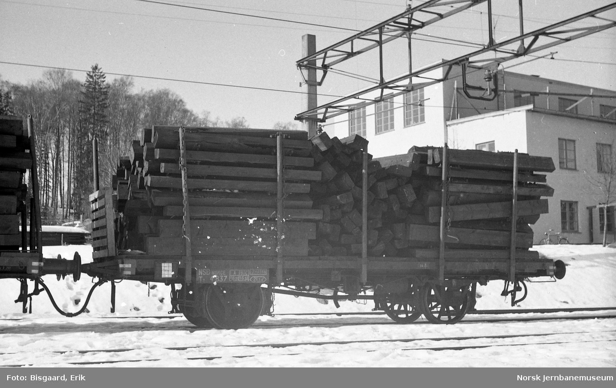 Plattformvogn litra T3 nr. 4837 lastet med sviller på Ski stasjon