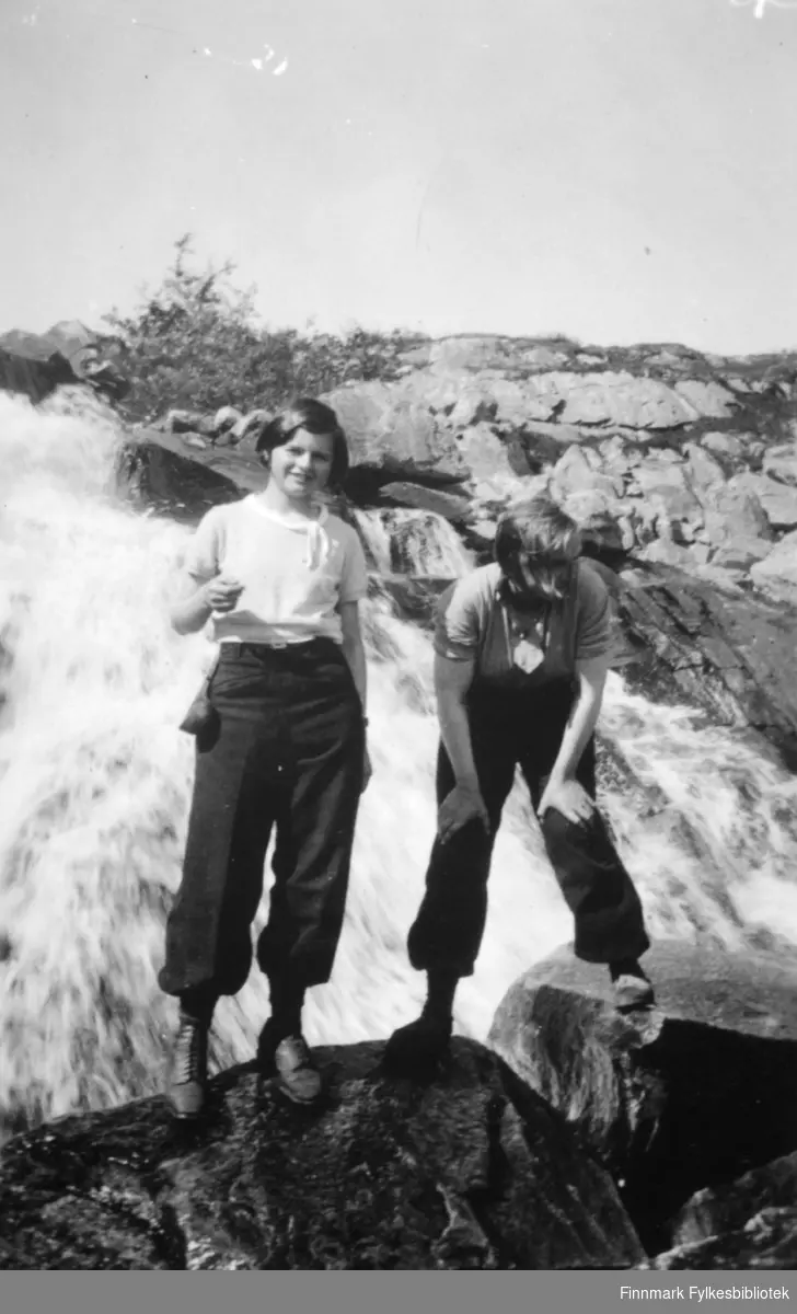 Solveig Evanger og Ella Gunnari på tur til fossen ovenfor Fosshytta i Bugøyfjord, sommeren 1934