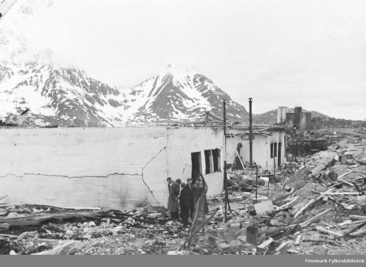 Det ødelagte fryseriet i Øksfjord som ble sprengt høsten 1944.