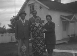 Gruppebilde tatt utenfor våningshuset på gården Mikkelsnes i