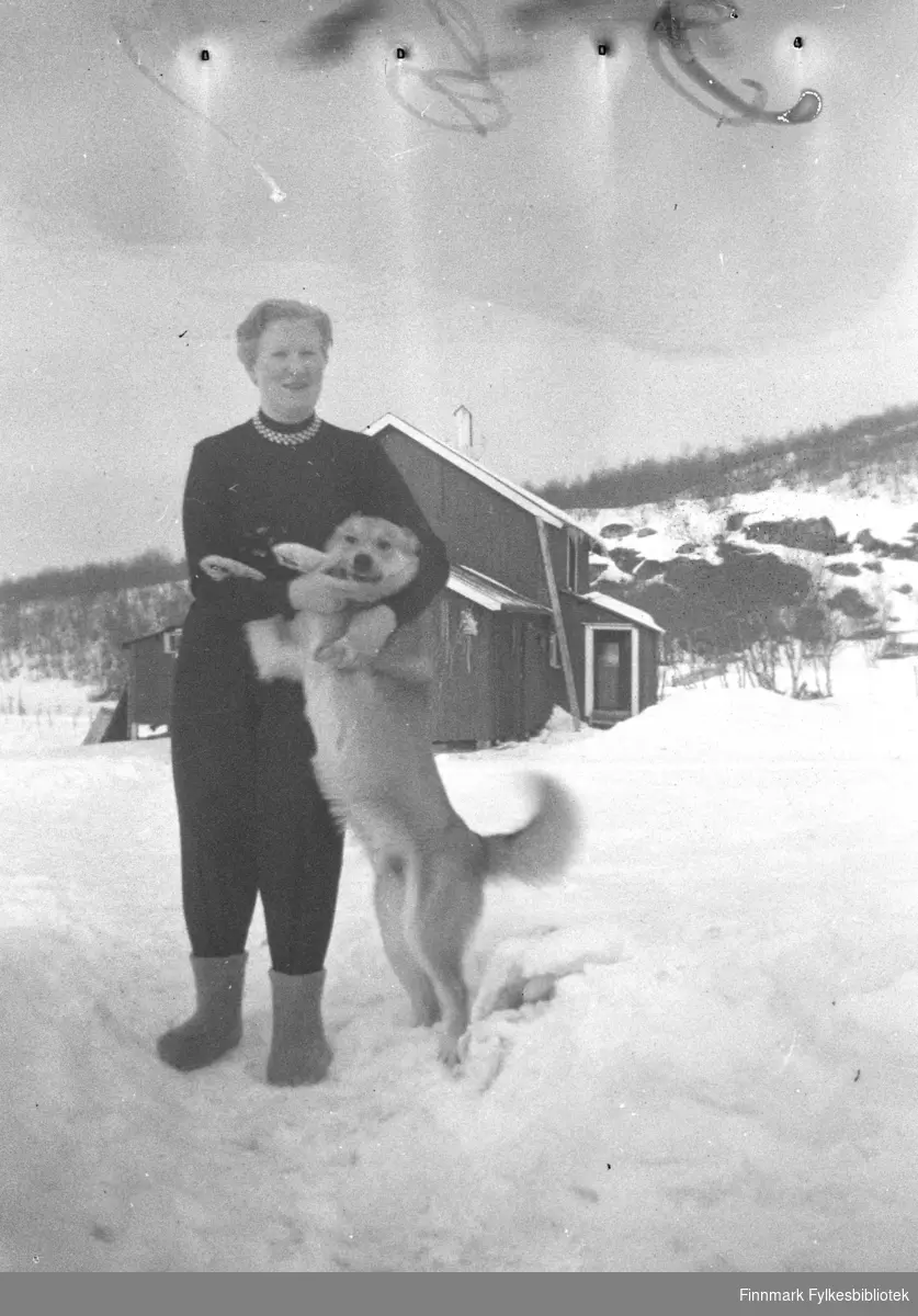 Herlaug Mikkola og hunden Jallo på gården Mikkelsnes