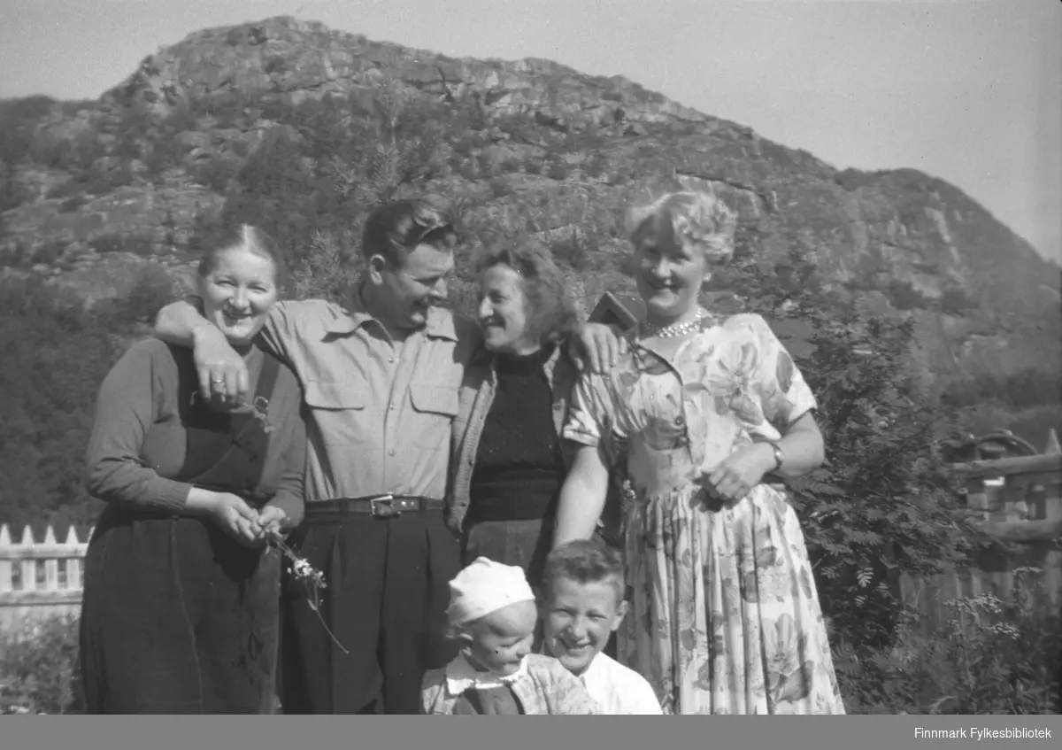 Jan Yttergård med familie på besøk hos hans søster Kathinka Mikkola på Mikkelsnes. Fra venstre: Gudrun Mikkola, Jan og Peggy Yttergård, Herlaug Mikkola. Foran sitter barna Sture Olsen Lie og Willy Olsen.