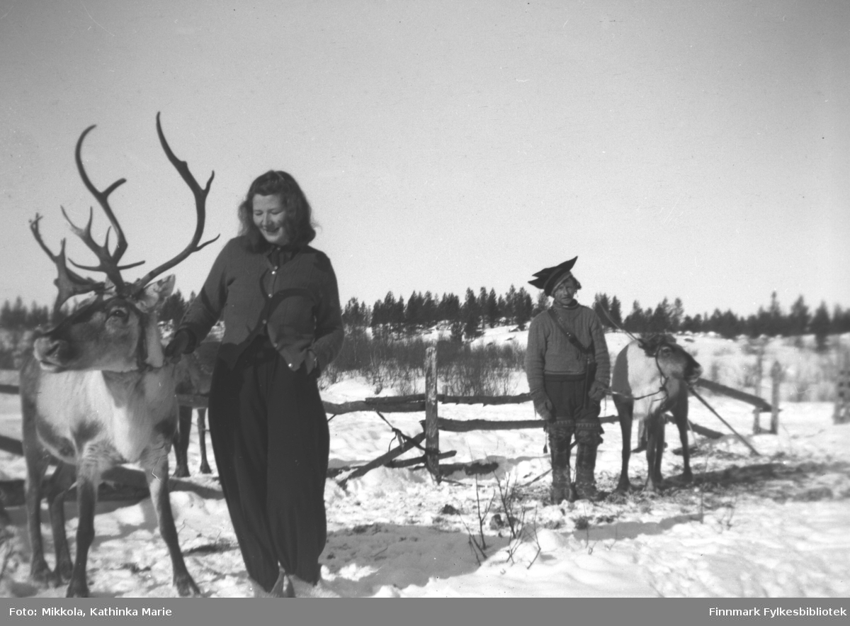 I Pakanajoki, antakelig 1937. Til venstre Kari Mikkola, til høyre Jakob Hallonen. De står ved hver sin kjørerein