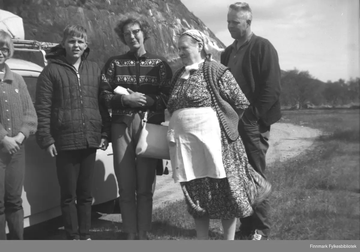 Besøkende familie med personbil på Mikkelsnes. På dette bildet vet vi bare at Kathinka Mikkola står som nummer to fra høyre