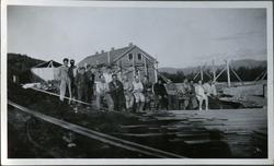 Arbeidere og annsatte på skiferbruddet i Friarfjord. De sitt