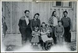 Et gruppeportrett av en del ukjente folk. Mannen som er førs