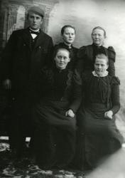 Ukjent mor med fire voksne barn?