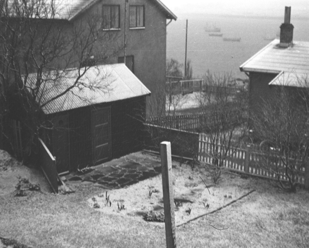 Høstens første snø er falt i hagen i Nyborgveien.