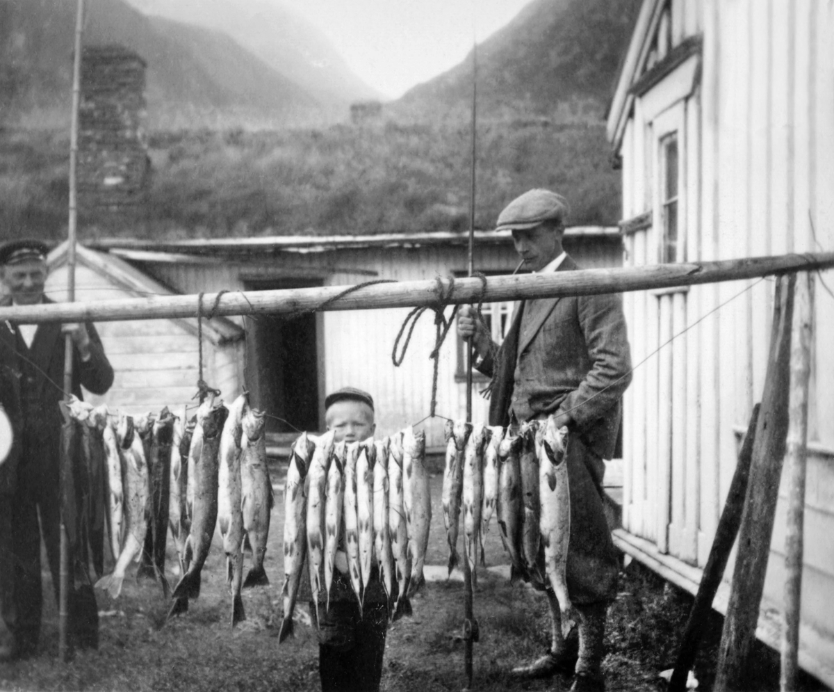 Fra fisketur i Sør-Tverrfjord i Loppa i 1934. Fra venstre: Markus Buck, ca. 8 år gammel Thorbjørn Janzen og Hans Gunerius Rustad.