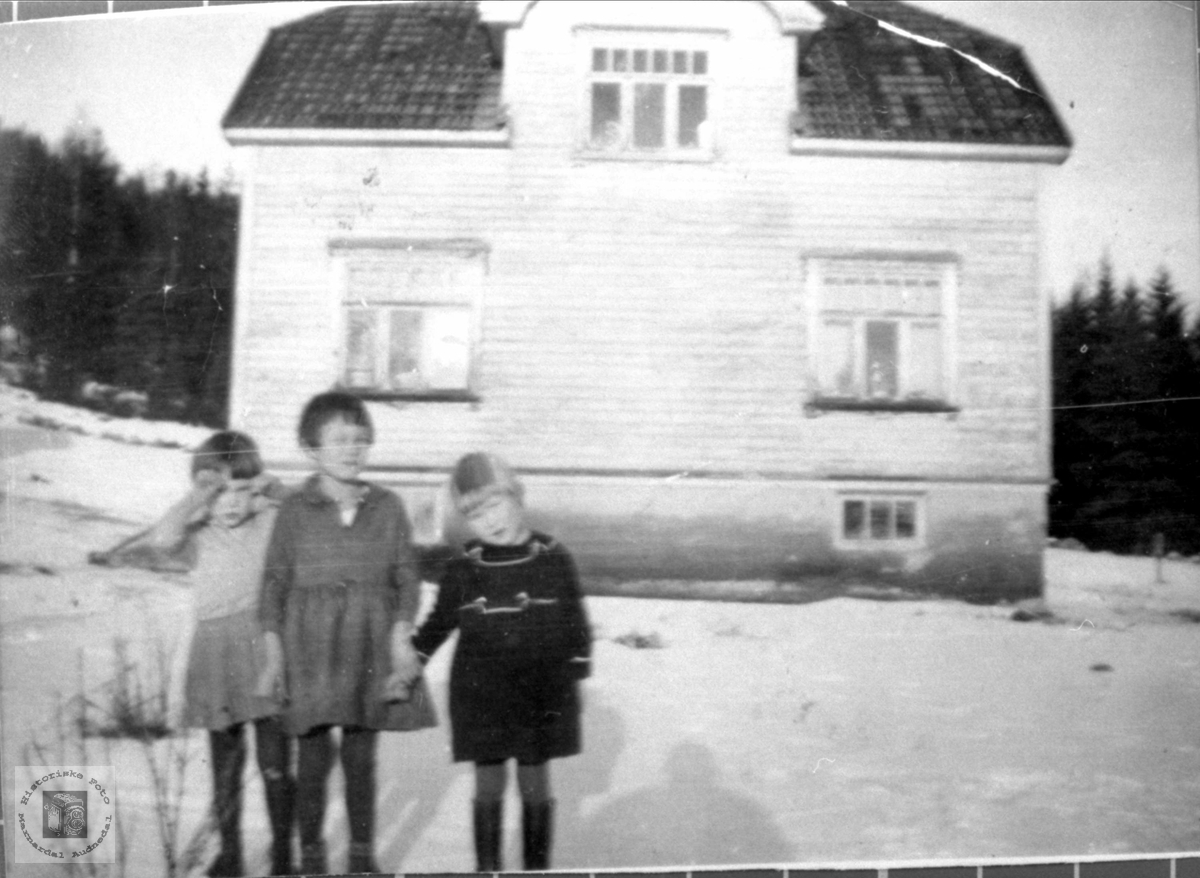 Barn forran huset på Monen, Bjelland