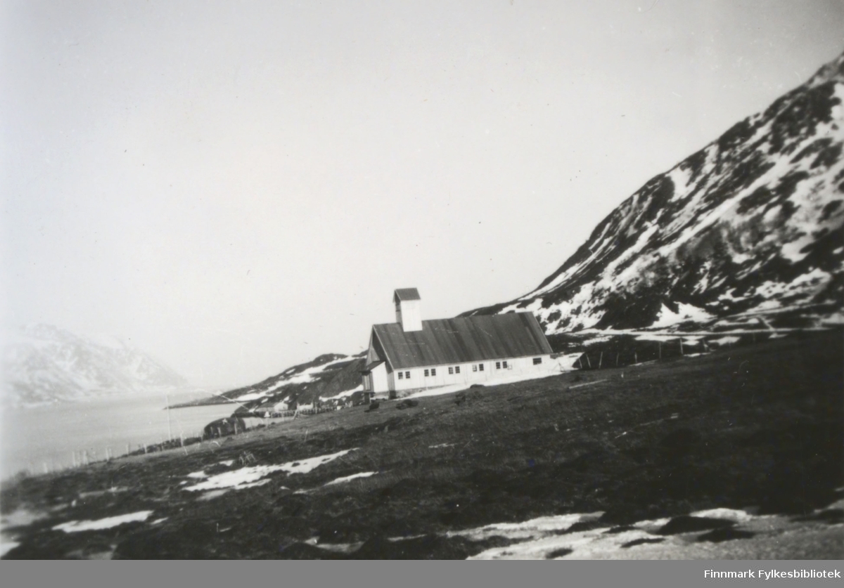 Kirken i Bergsfjord fotografert en tidlig vårdag i 1950(den stod ferdigstilt i 1951). Langkirken er hvitmalt med mange vinduer langs hele veggen. Taket har pappdekke og kirketårnet står på taket, nesten helt foran. Et lite vindfang er plassert på røstveggen. Området foran kirka er slett og har grusdekke. Foran på bildet er et jorde med lyng/gress og det ligger noen snøflekker spredt rundt. Noen gjerdestolper ses nedenfor og bak kirka. Til høyre på bildet begynner fjellsiden på  Gullmundstinden og det ligger endel snøflekker på det og. Skipperneset stikker ut i Bergsfjorden og tvers ovenfor det ses et noe diffust landområde.