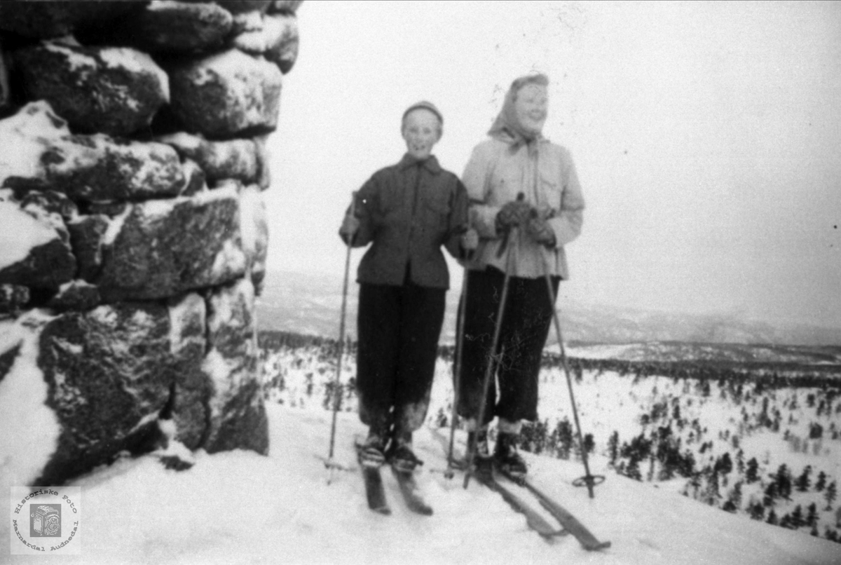 Leiv og Marie Bruskeland på skitur til Skogknuten