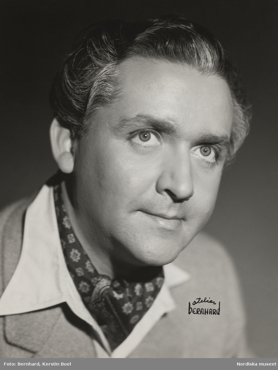 Porträtt av  skådespelaren Stig Järrel (1910-1998) i sin roll i Karl Ragnar Gierows pjäs ”Av Hjärtans Lust”