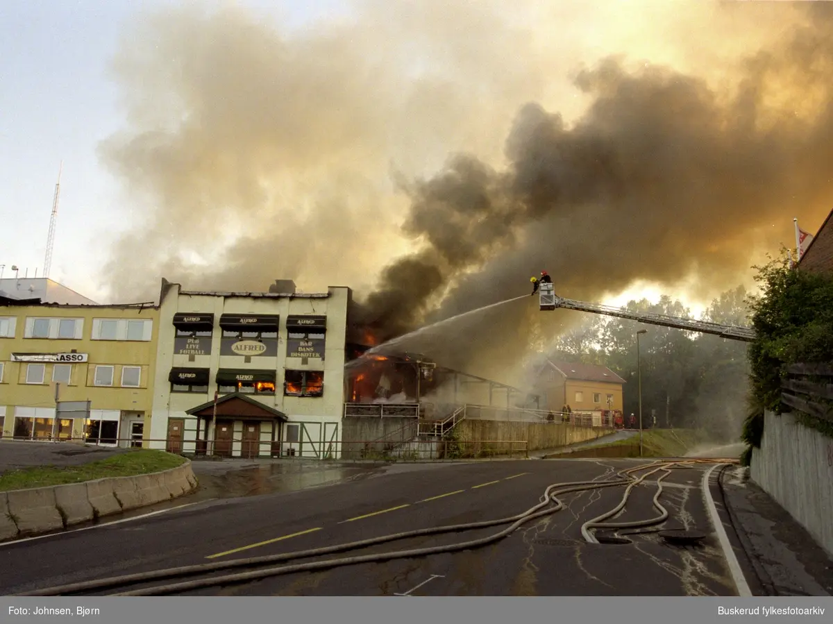 Bybrann i Hønefoss200  hvor deler av øverte del av Stabellsgate brant opp. Restauranthuset Alfred ble også tatt av flammene.