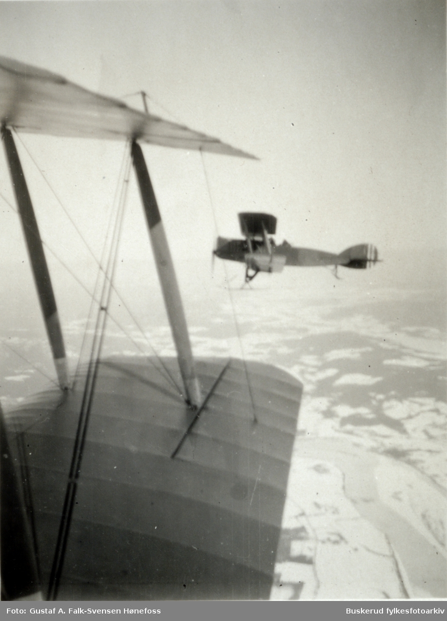 flybilder fra Kjeller 
Bristol fighter i flukt
Det norske flyvåpen på Kjeller i 1924