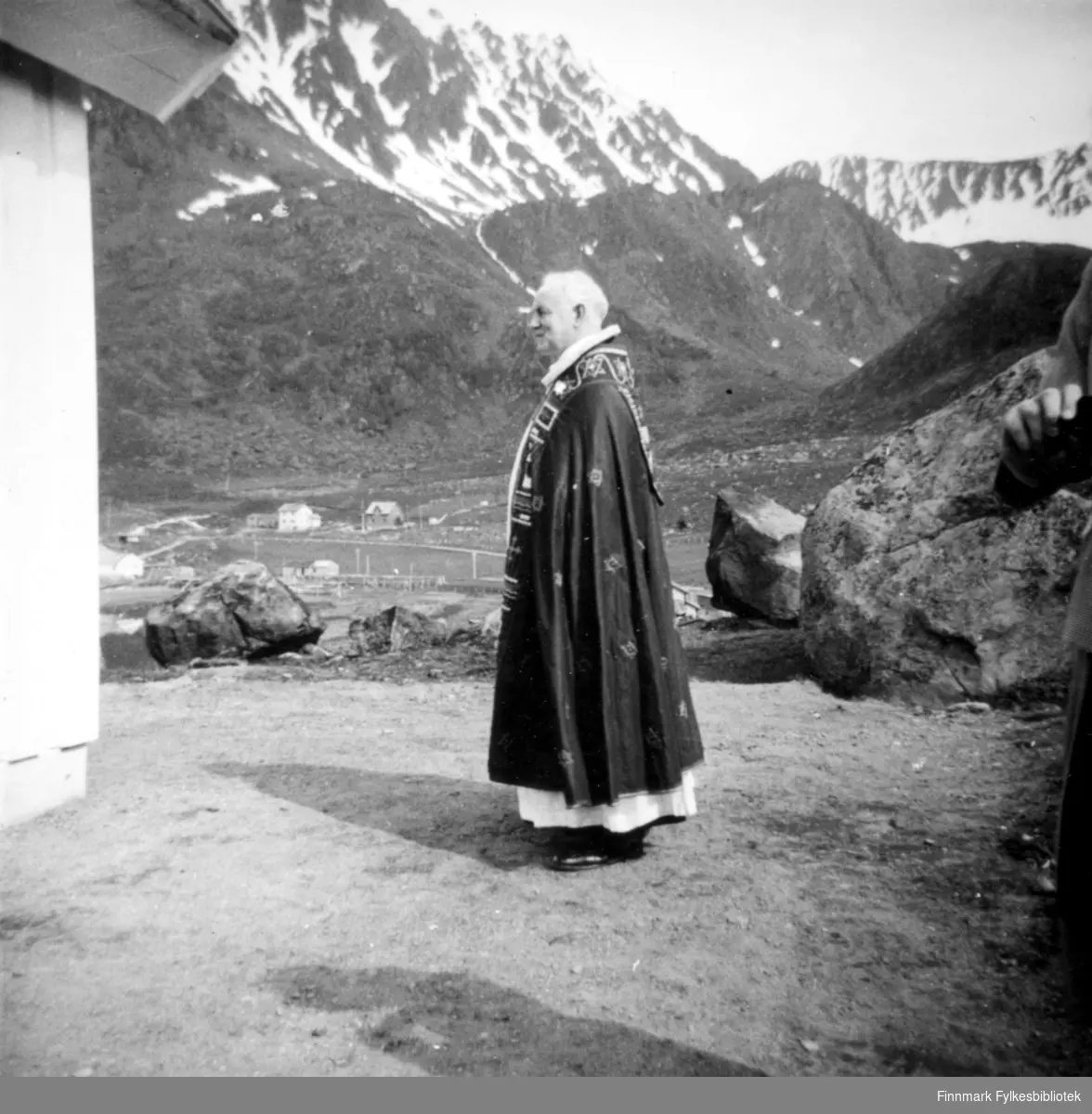 Dette er biskop Wollert Krohn-Hansen ved innvielsen av Bergsfjord kapell eller kirke 12.7.1951. Mer informasjon om kirkene i Loppa i boken "Loppas historie: Bygdebok for Loppa kommune".