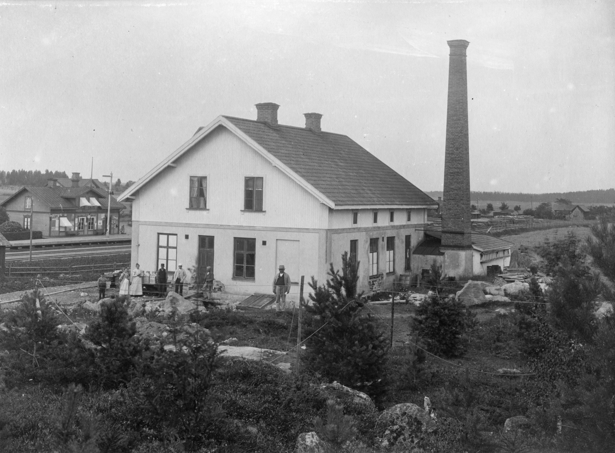 Orresta mejeri, sju personer, Björksta socken, Västmanland, tidigast 1896. Till vänster Orresta järnvägsstation.