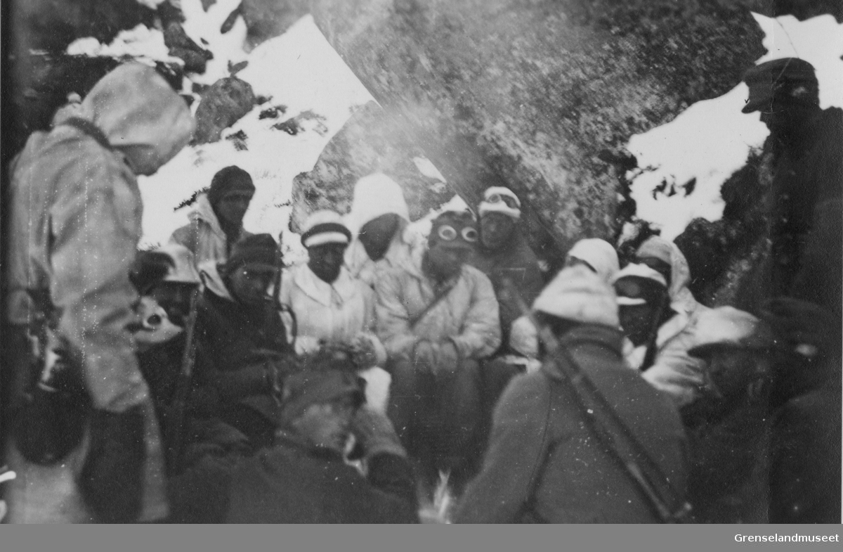 Tyske soldater sitter i en skråning
