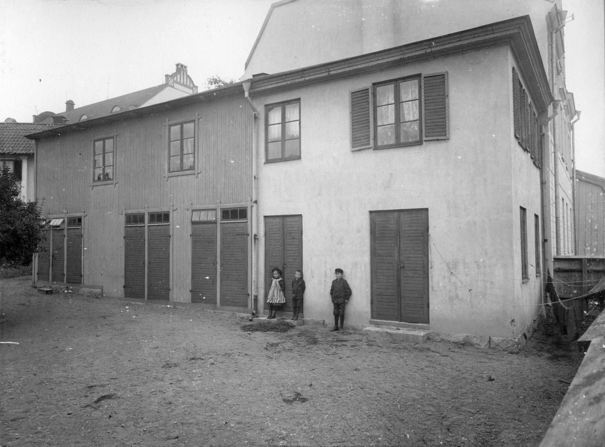 Kungsgatan 4, barn vid gårdshus, Enköping, vy från söder, tidigast 1905.