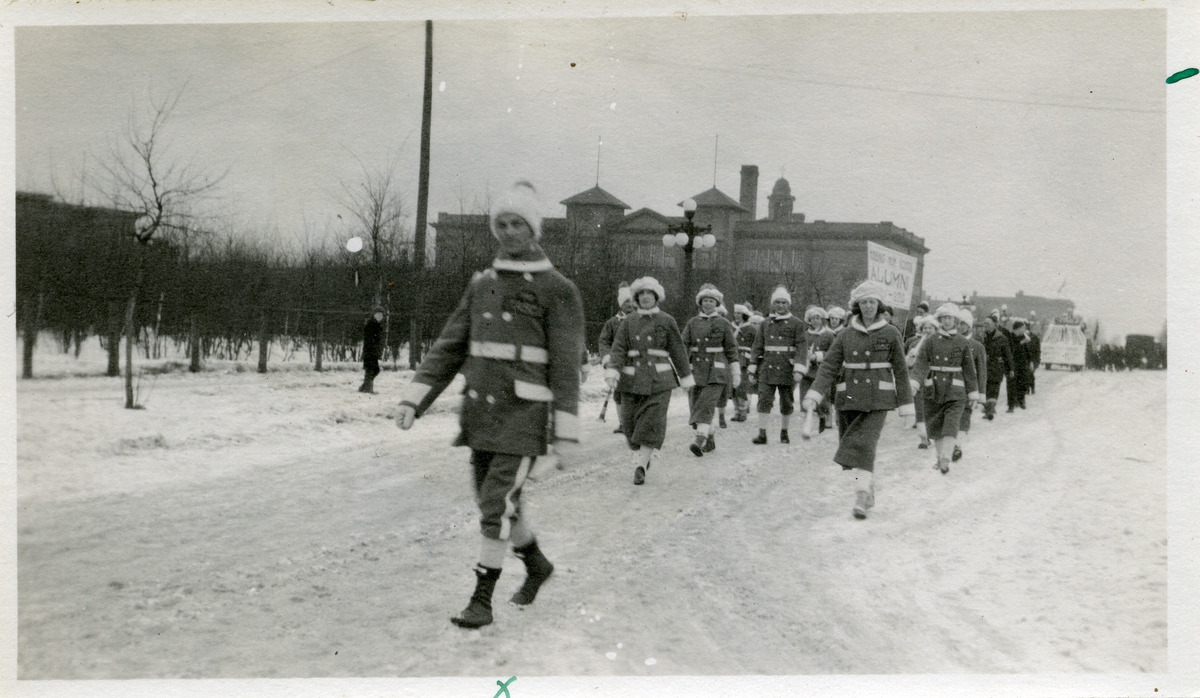Motivet er en parade. Bildet er tatt i Minnesota Itasca februar 1921. Fremst i paraden går Ingvald Brekken.