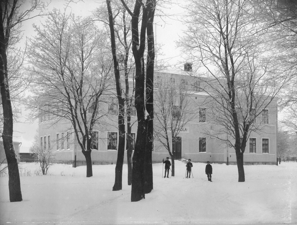 Folkskolehus, Strömparterren, Enköping, vy från söder, sannolikt 30 december 1907.