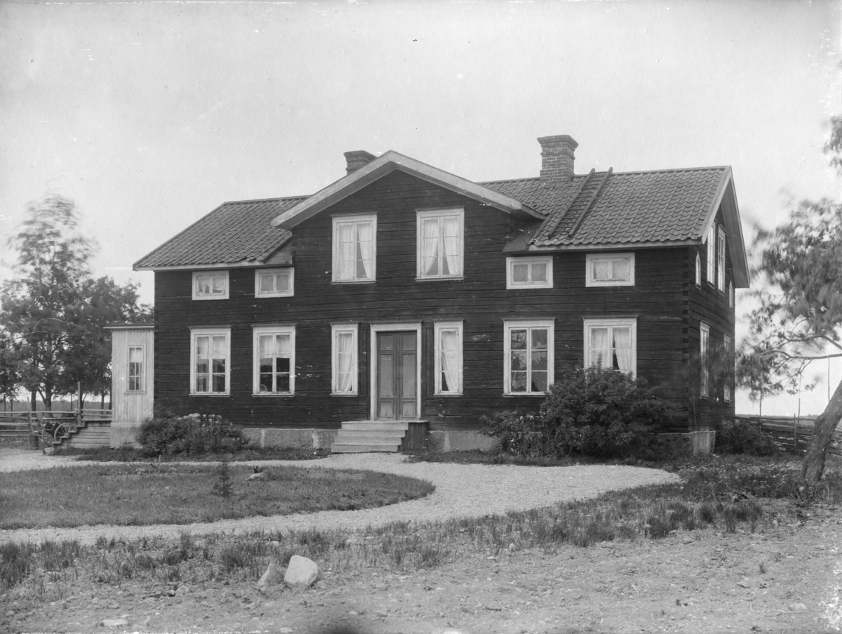 Hovdesta gård (nutida adress Hovdesta 14), Tillinge socken, Uppland, tidigast 1890.