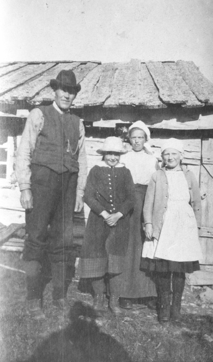 Familegruppe frå v. Rasmus Gjerden, Anne Gjerden og Barbo Marken Gjerden den jenta til h. er ukjent. ca.1925