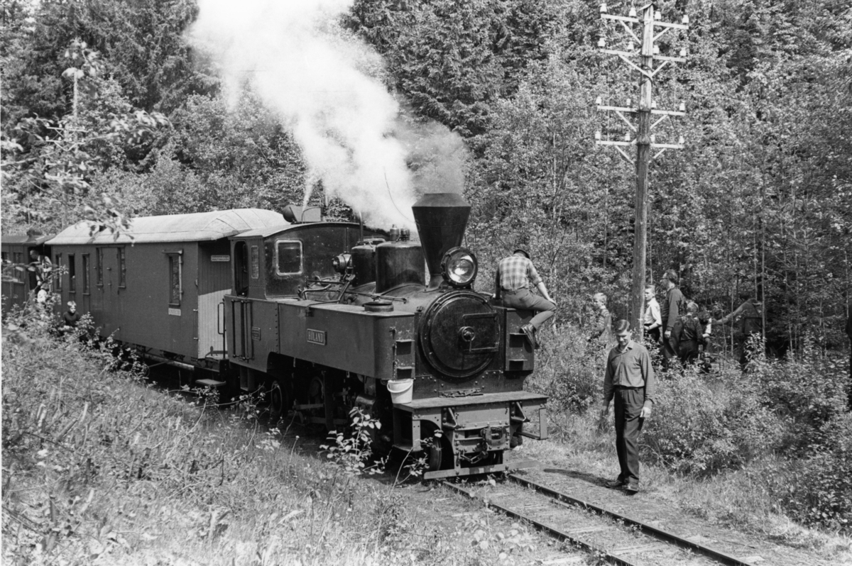 Et av de første tog på museumsbanen Urskog-Hølandsbanen ved Sørumsand, trukket av damplokomotiv 6 Høland. Turen ble arrangert for andelshavere og deres familie. Toget har stoppet underveis for vannfylling.