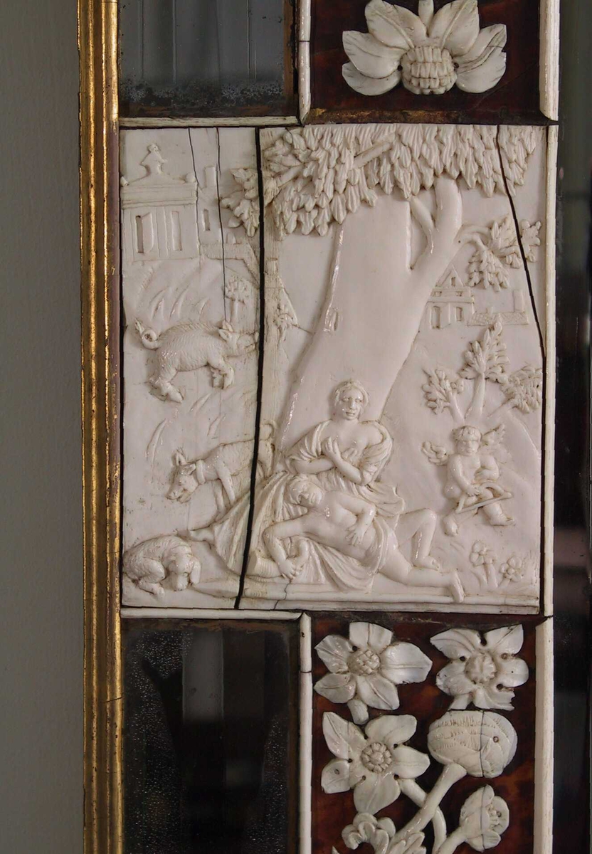 Blomsterranke/ mytologisk figurfremstilling,  4  relieffer i elfenben med   mytologisk figurfremstilling,  antakelig fra  Venus-myten.