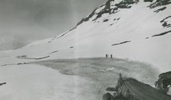 Skjåkfjellvegens snerydding for hånd 1943