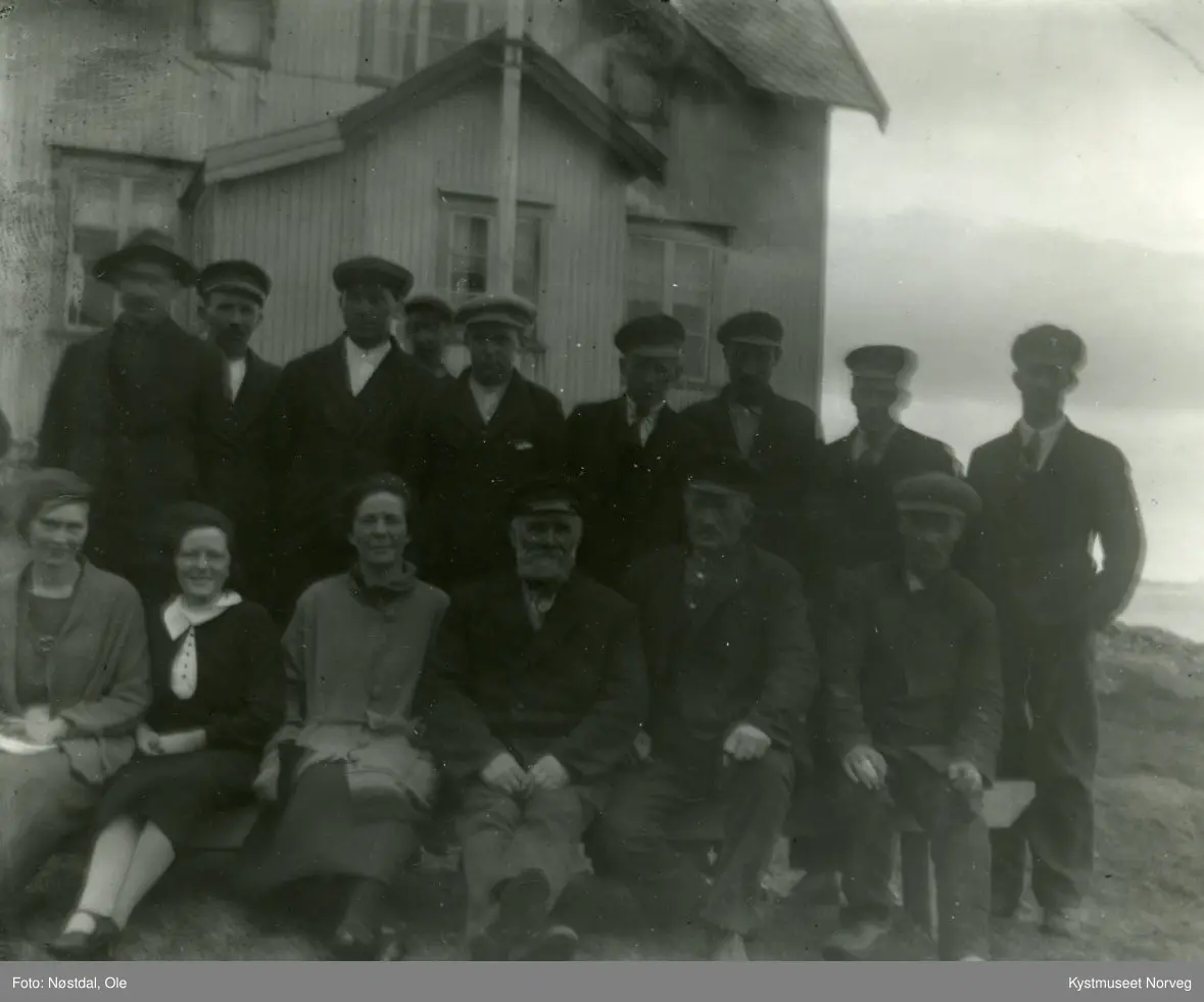 Foran "Fiskarheimen" i Nordøyan