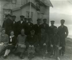 Foran "Fiskarheimen" i Nordøyan