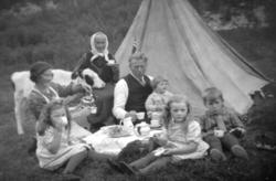 En sommerdag ved gården Fjellstad, øverst i Tverrelvdalen i 