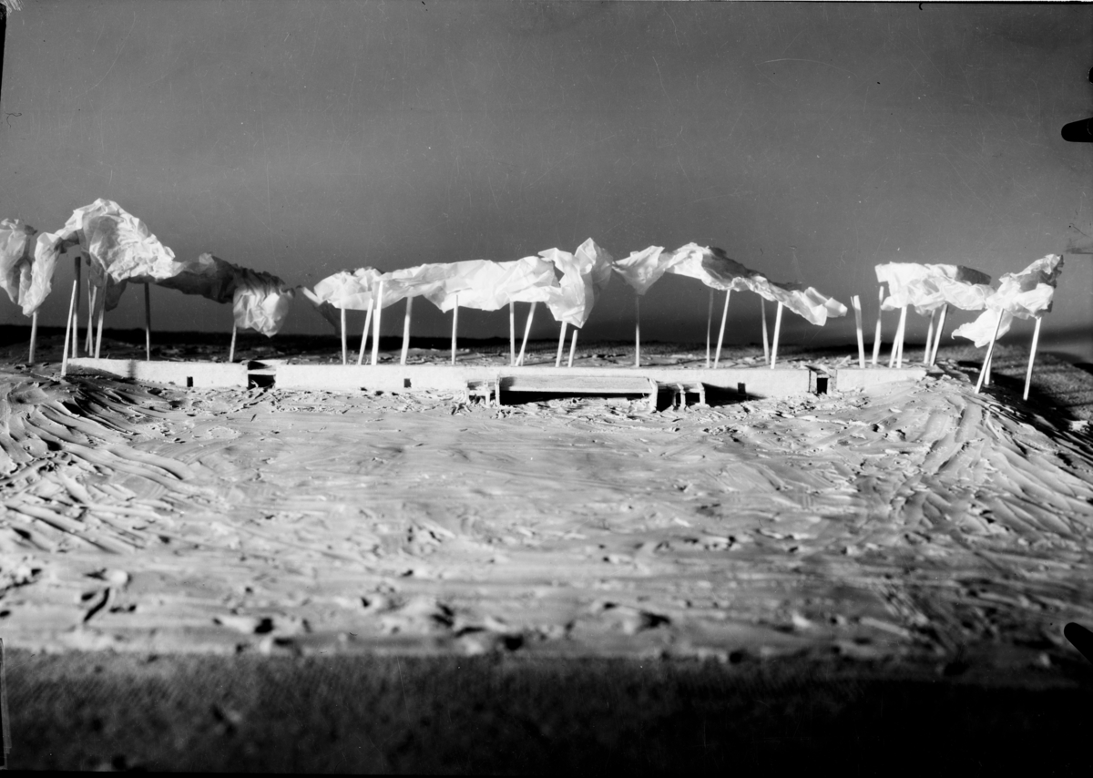 Foto av tegninger og modeller som ble brukt i en spesialutgave av Byggekunst (Nr. 6-7 1952) om PAGON (progressive arkitekters gruppe, Oslo, Norge), som var den norske avdelingen av Ciam. Bildetekst: Pagon-medlemmers arbeider. Krematorium konkurranseutkast. M. 1:200. 1. Plan. 2. Fasade syd. 3. Modellfoto.