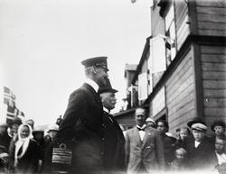 Kong Haakon VII i Honningsvåg. Her sammen med John Edvard Br