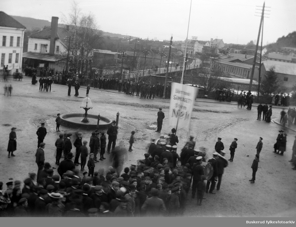 Demonstrasjonstog på N. Torg mot opprettelse av samlagene i Hønefoss. Det ble opprettet to brennevinsamlag i byen. En på Nordsiden og et på sørsiden av byen.
Byens totalafholdsforeninger protesteret høylytt mot dette