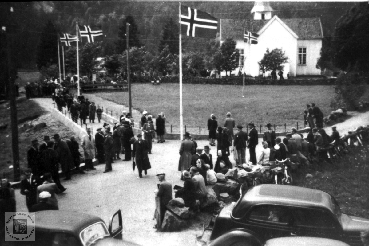 Avduking av minnestøtta for Arne Laudal.
Bilen til høyre er en Ford v8, 1936.