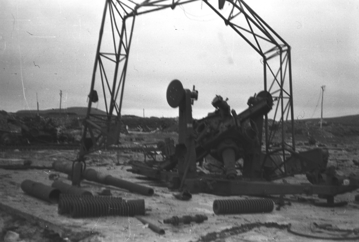 Rester av en sprengt 88 mm luftvernkanon ved ett av kystfortene. Kranen er satt opp etter frigjøringen. Kan stamme fra kystfortet i Kiberg, som var det største i Finnmark.