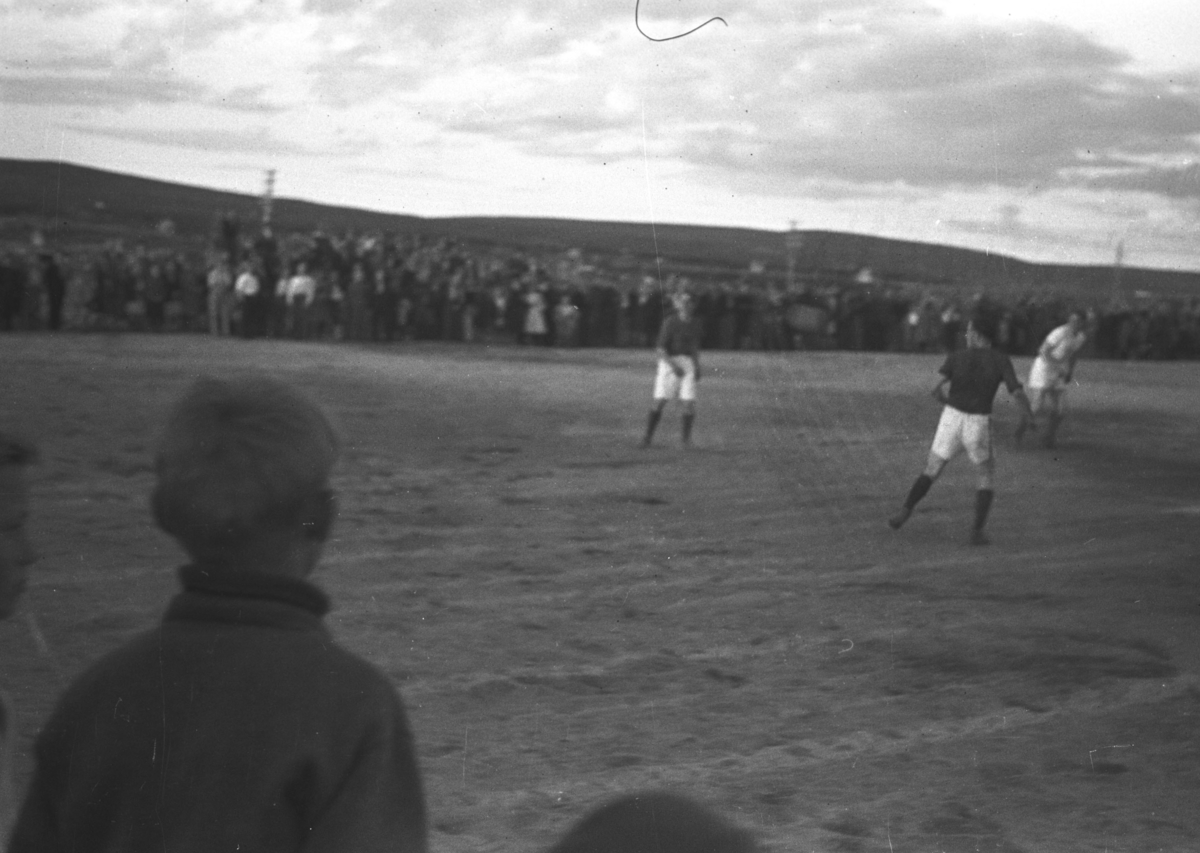 Fotballkamp på Indreby-banen i Vadsø. Lag, spillere og tilskuere er ukjent.